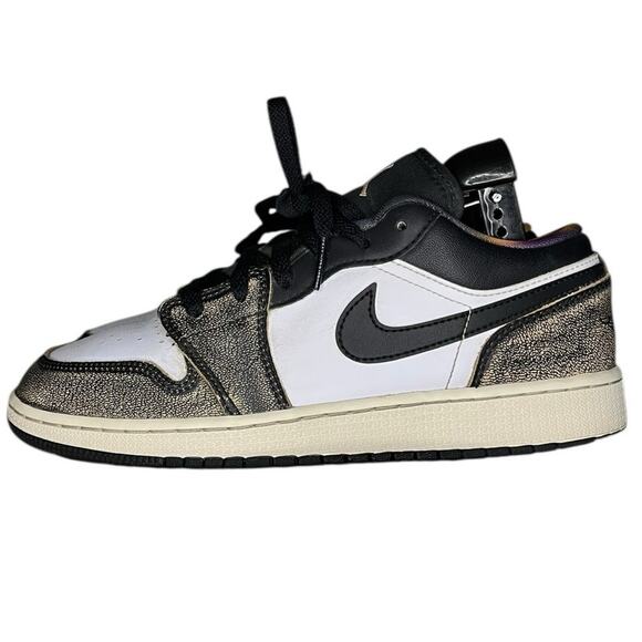 Boys Nike Air Jordan 1 Low SE GS DQ8421-100 Leather Athletic Shoes SZ 6.5Y Black - Picture 1 of 6